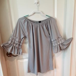 NWT Win win Gray 3/4 flower embossed flowe…